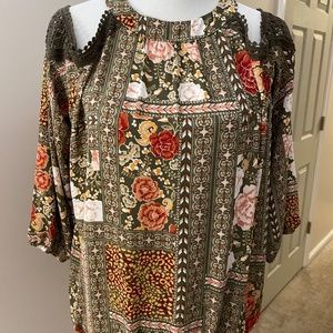 Floral peekaboo shoulder blouse